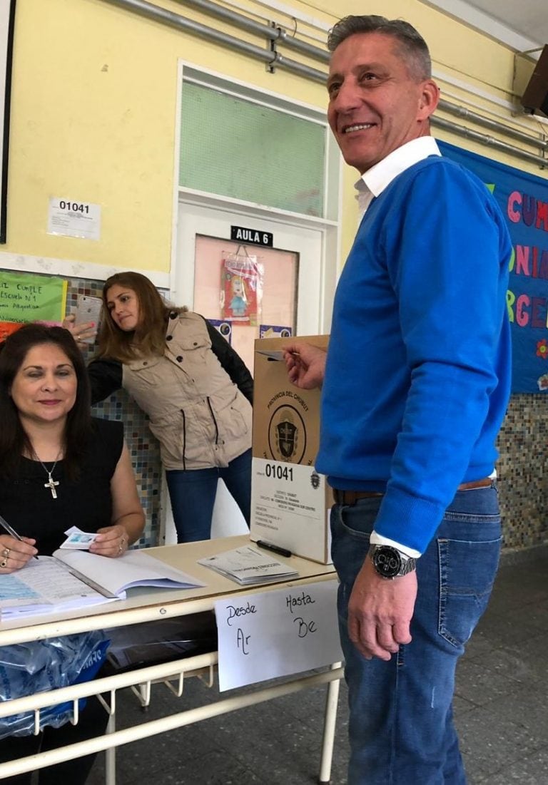 Arcioni votando.