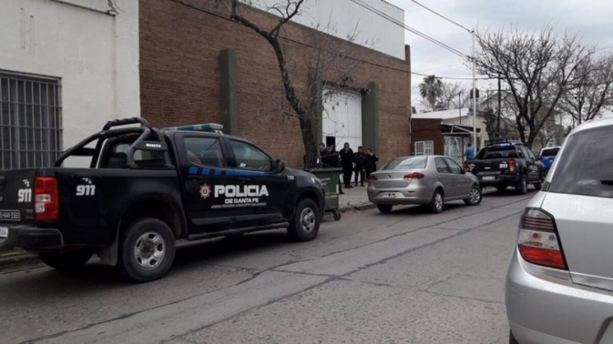Limpiaba el techo de una cochera y murió al caer desde veinte metros