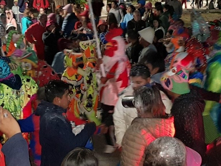 Simpáticos personajes se mezclan entre la multitud.