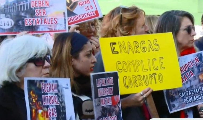 La familia de las víctimas siguieron desde fuera del Centro de Justicia Penal la lectura de la sentencia en la causa Salta 2141. (Captura de pantalla)