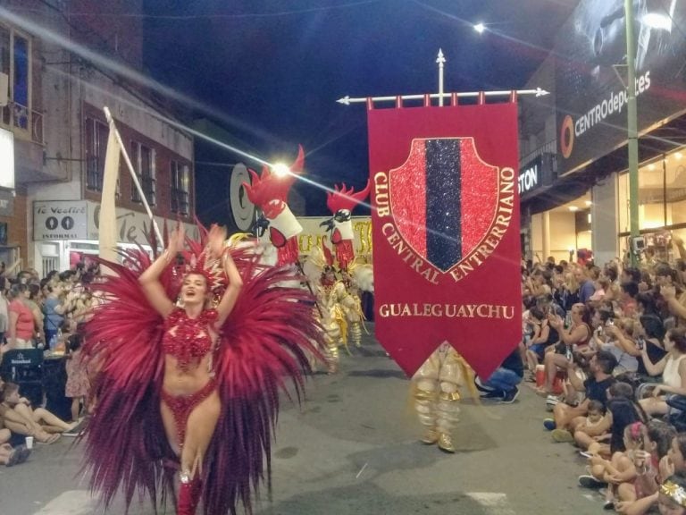 Comparsa Marí Marí en la calle
Crédito: Vía Gualeguaychú