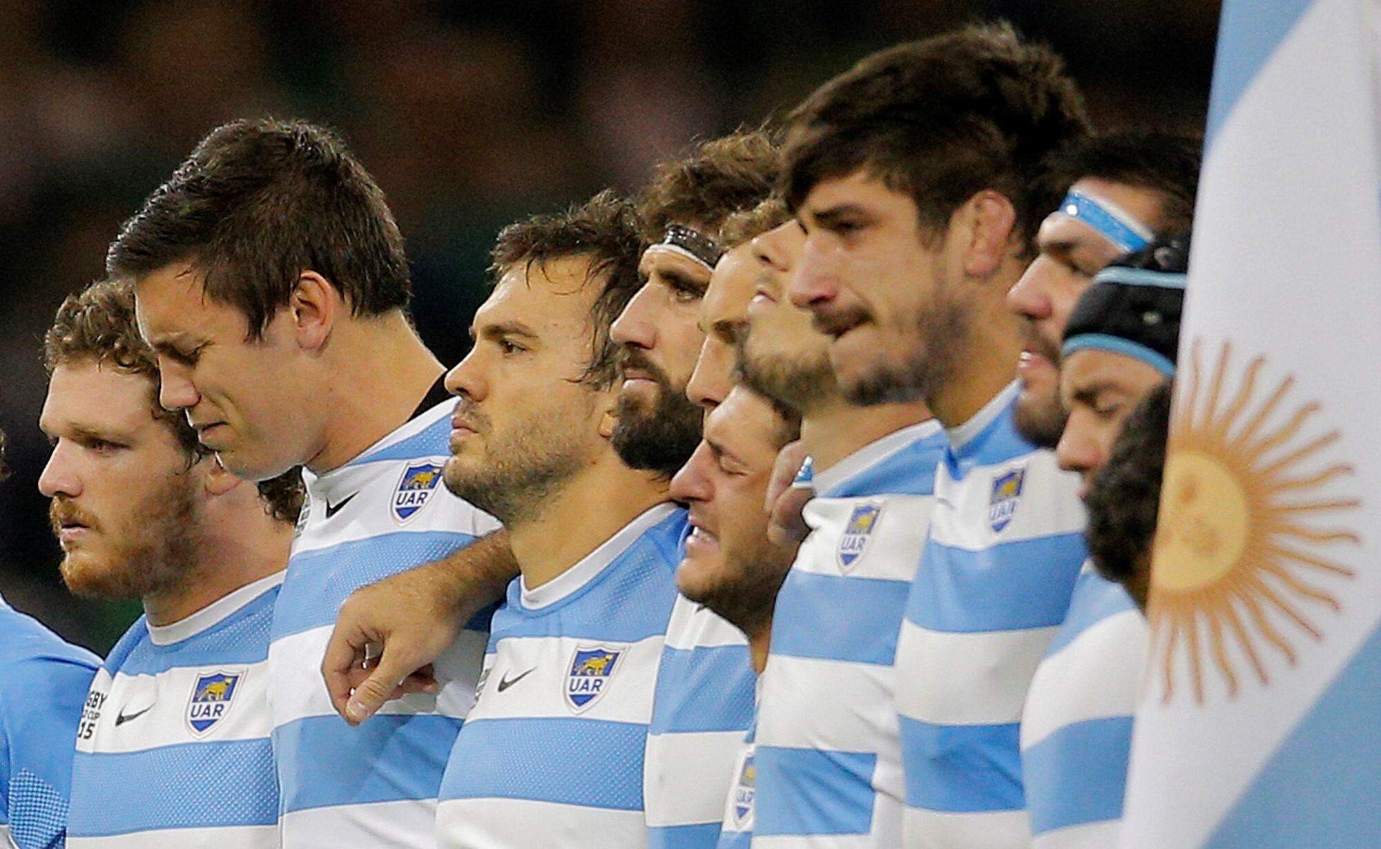 rugbiers argentinos cantan cantando el himno argentinornThe Argentina team sings their national anthem before the start of the Rugby World Cup quarterfinal match between Ireland and Argentina at the Millennium Stadium in Cardiff, Wales,  Sunday, Oct. 18, 2015. (AP Photo/Christophe Ena) gales inglaterra  campeonato mundial de rugby 2015 rugby rugbiers partido seleccion argentina los pumas irlanda