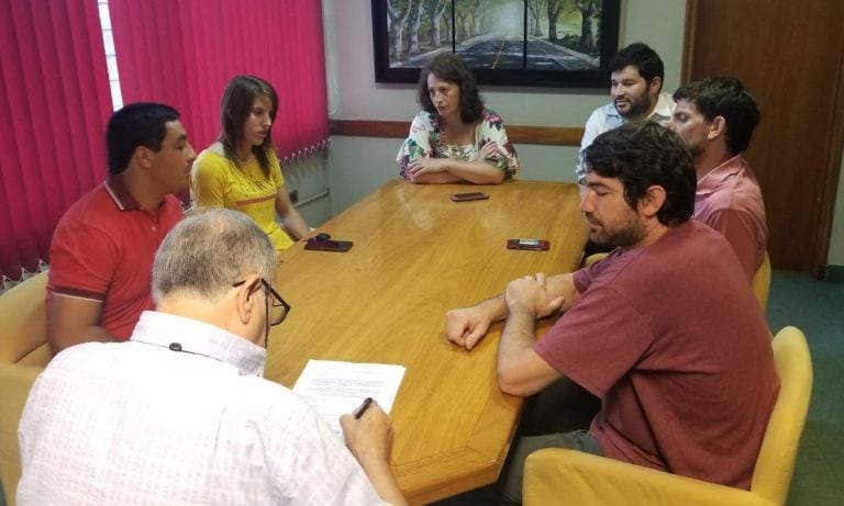 La Secretaria de Gobierno, Paola Nanini, recibió al presidente del Club Juventud Agraria Colón, Juan Carlos Tessino.