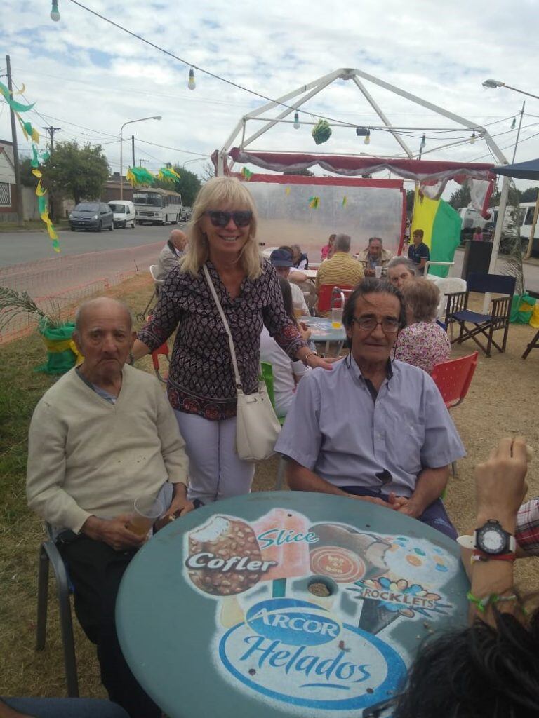 Abuelos de Geriátricos locales en el predio de la Fiesta del Trigo