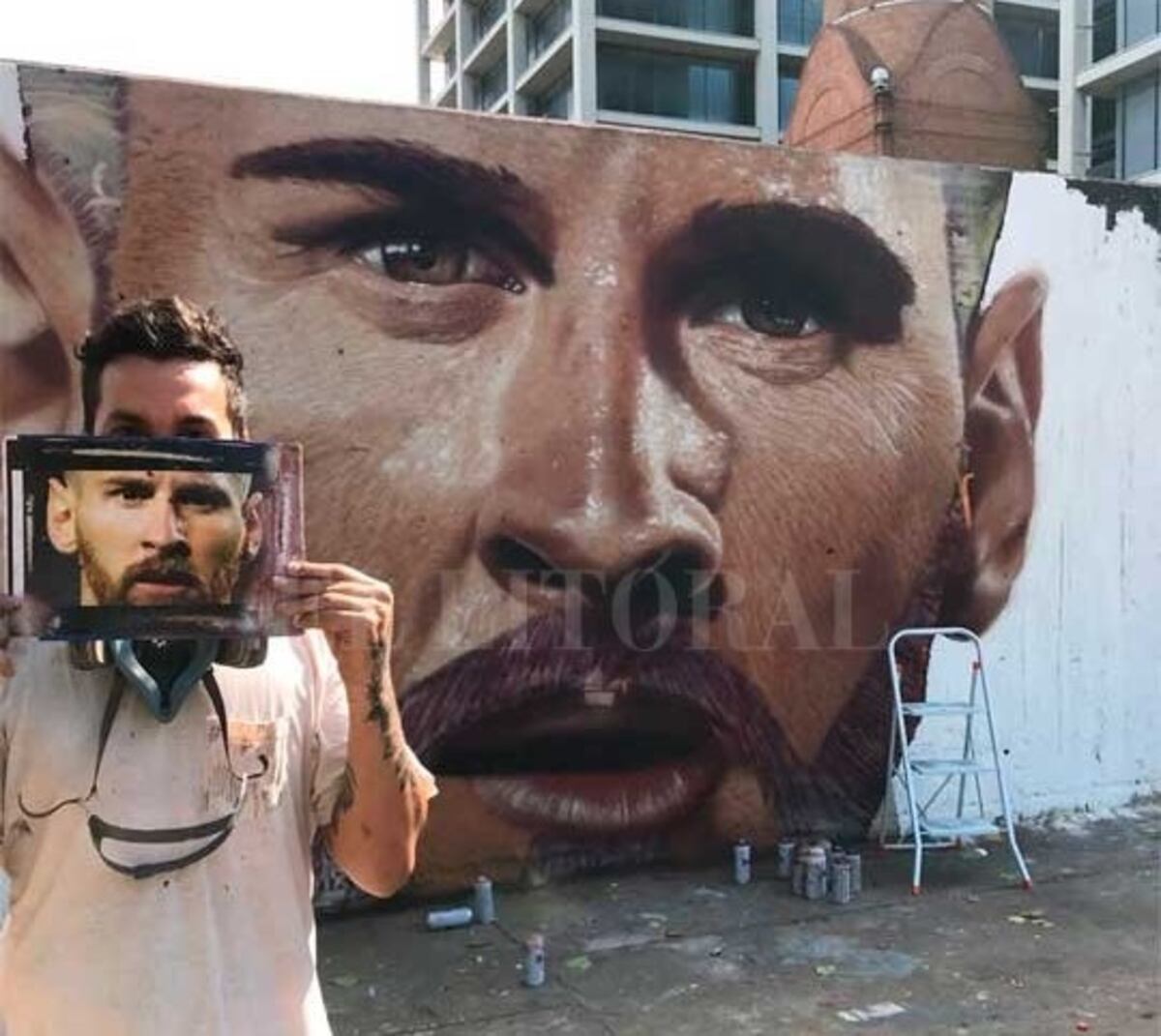 Santafesino pinta un mural de aliento para Messi en Barcelona