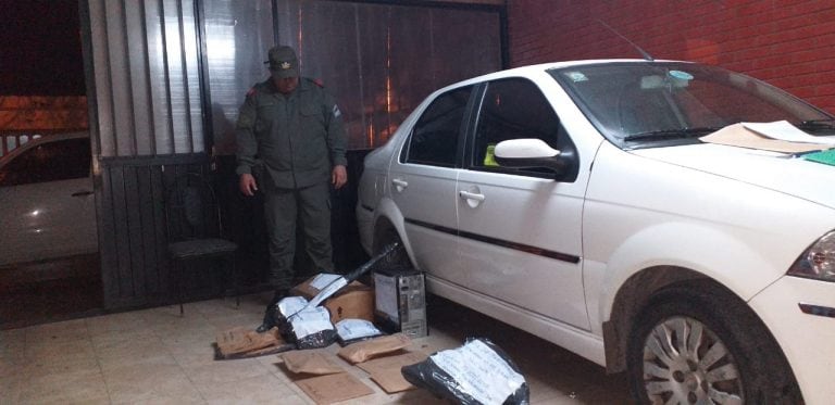 Se secuestró un vehículo de su propiedad, celulares, computadoras, un rifle calibre 22 y documentación.