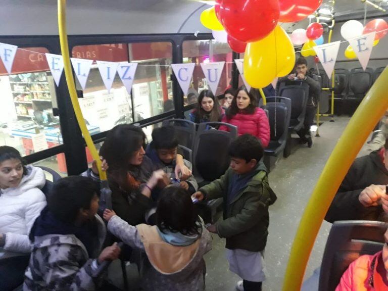 Festejo del cumpleaños de un niño arriba de un colectivo de Río Cuarto