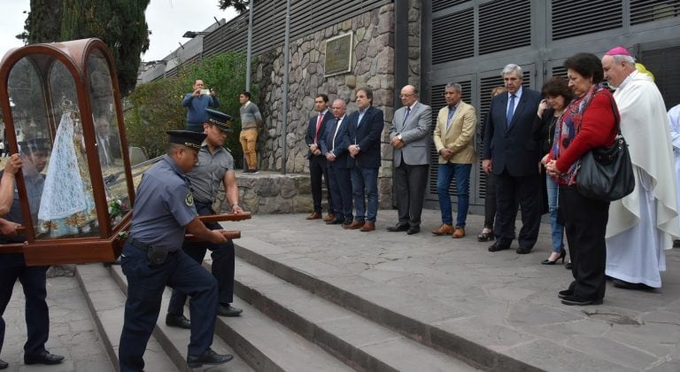 Como parte de una tradición institucional, la imagen peregrina de la Virgen del Rosario de Río Blanco y Paypaya visitó la Legislatura de Jujuy.