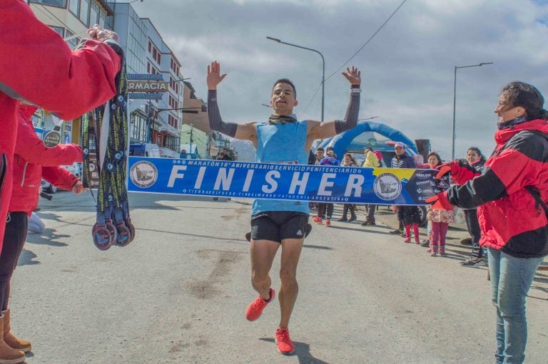 Ganador General 10k Cristian Bustos - Carrera Servicio Penitenciario TDF . Fotos: León González.