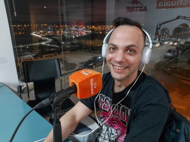 Adrián "Rocky" Perales en estudios de Vía Ushuaia Radio