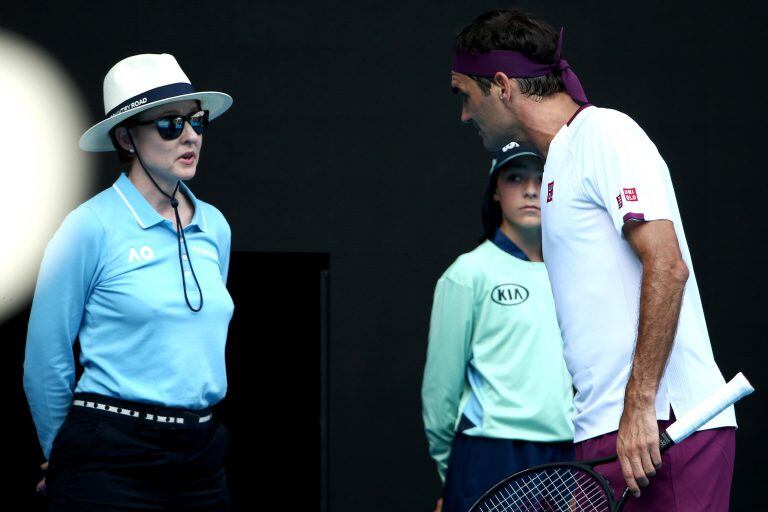 Roger Federer habla con la line umpire (Foto: Rob Prezioso/EFE/EPA)