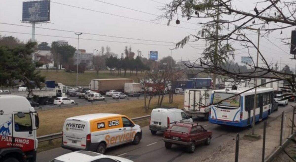 Movimientos sociales realizaron protestas y cortes en el puente Liniers y en Tigre