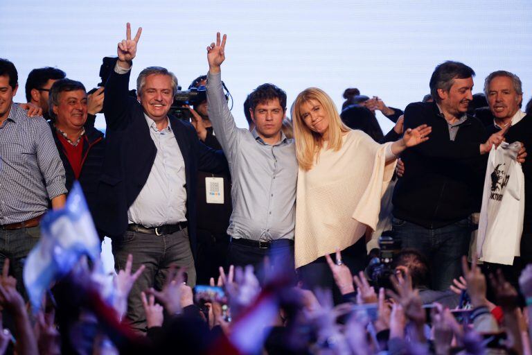 Axel Kicillof, junto a Alberto Fernández y Verónica Magario. (AP/Sebastian Pani).