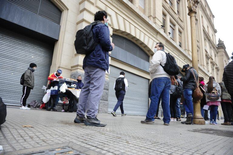 El servicio del tren Sarmiento reanuda su servicio luego de activarse el protocolo ante dos posibles casos de coronavirus entre los guardas. (Clarín)