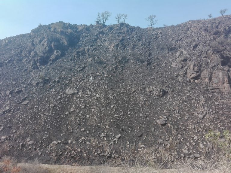 La Calera: el desprendimiento de las rocas se vuelve un peligro constante.