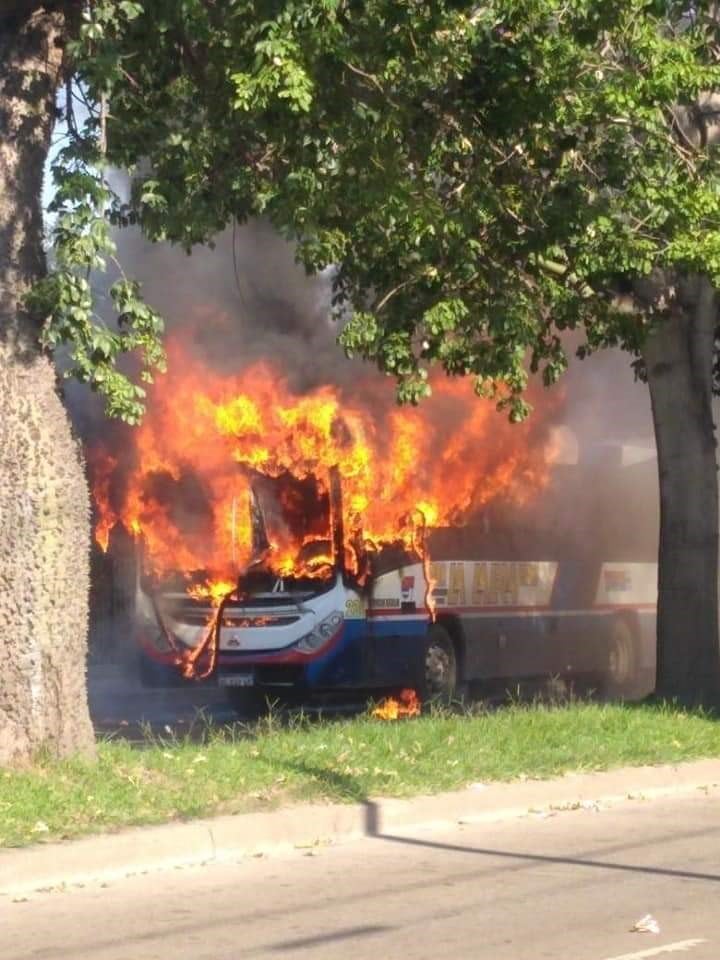 Incendio de un colectivo de La Calera