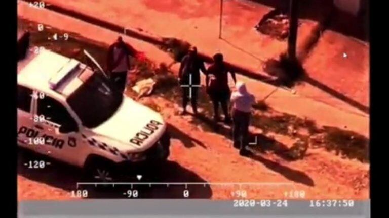 La Policía de Jujuy patrulla la vía pública, con apoyo del helicóptero de la Provincia.