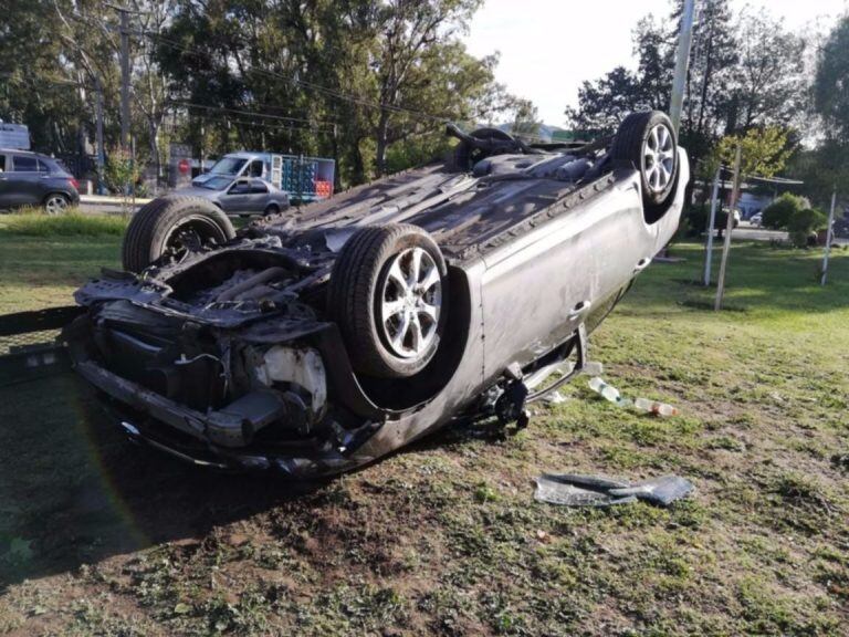 El Honda Civic volcó en la entrada a la ciudad, a la altura del Puente Blanco. Foto: El Diario de la República.