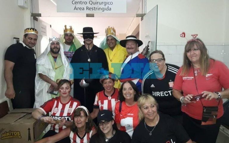 Los Reyes Magos visitaron el Hospital de Niños junto al Zorro y el Sargento García (Foto: Diario El Día)