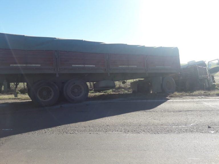 El mini bus terminó volcado y su chofer murió tras el impacto frontal con un camión en al ruta 9, cerca de Armstrong. (Min. Seguridad)