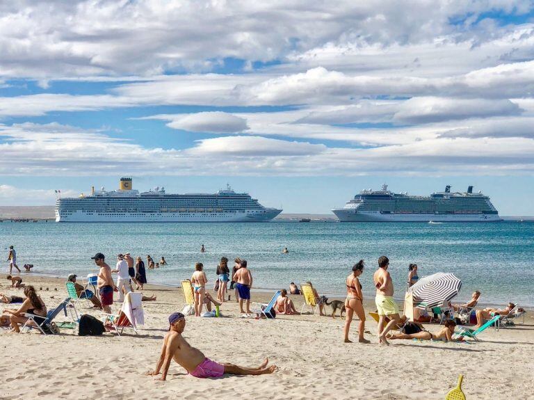 Las playas de Madryn se destacan por su tranquilidad y transparencia.