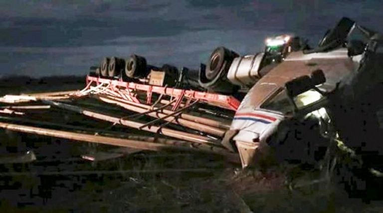 El camionero tuvo que ser rescatado por los bomberos (Diario Textual)