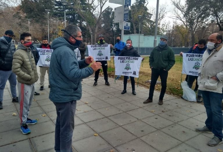 Federico Chiapetta habla con un grupo de dueños de canchas privadas en Casa de Gobierno de Mendoza.