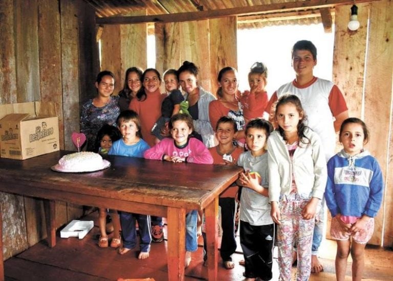 Ramona (izquierda) con su hijo en brazos sonríe al encontrarse con sus hermanos. (Fuente: El Territorio).