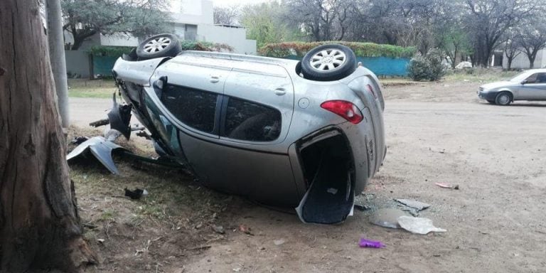 Tumbo de un vehiculo en la costanera del Rio Xanaes Arroyito