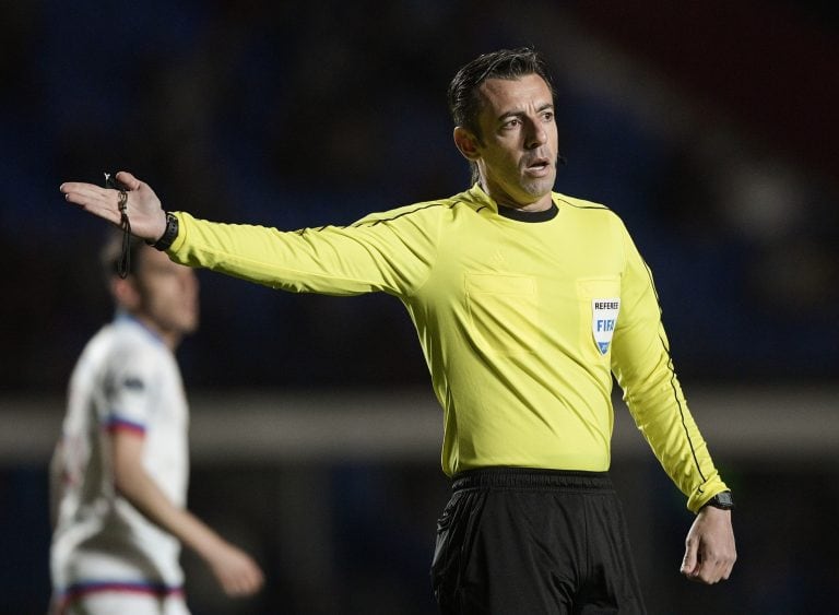 Raphael Claus durante un partido de Copa Sudamericana en 2018 en el Pedro Bidegain. Foto: Juan Mabromata / AFP.