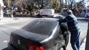 Violenta discusión de tránsito entre una mujer y un vendedor de cubanitos que luego le rompió el parabrisas del auto de un cascotazo. (Twitter Alejandro Pozo)