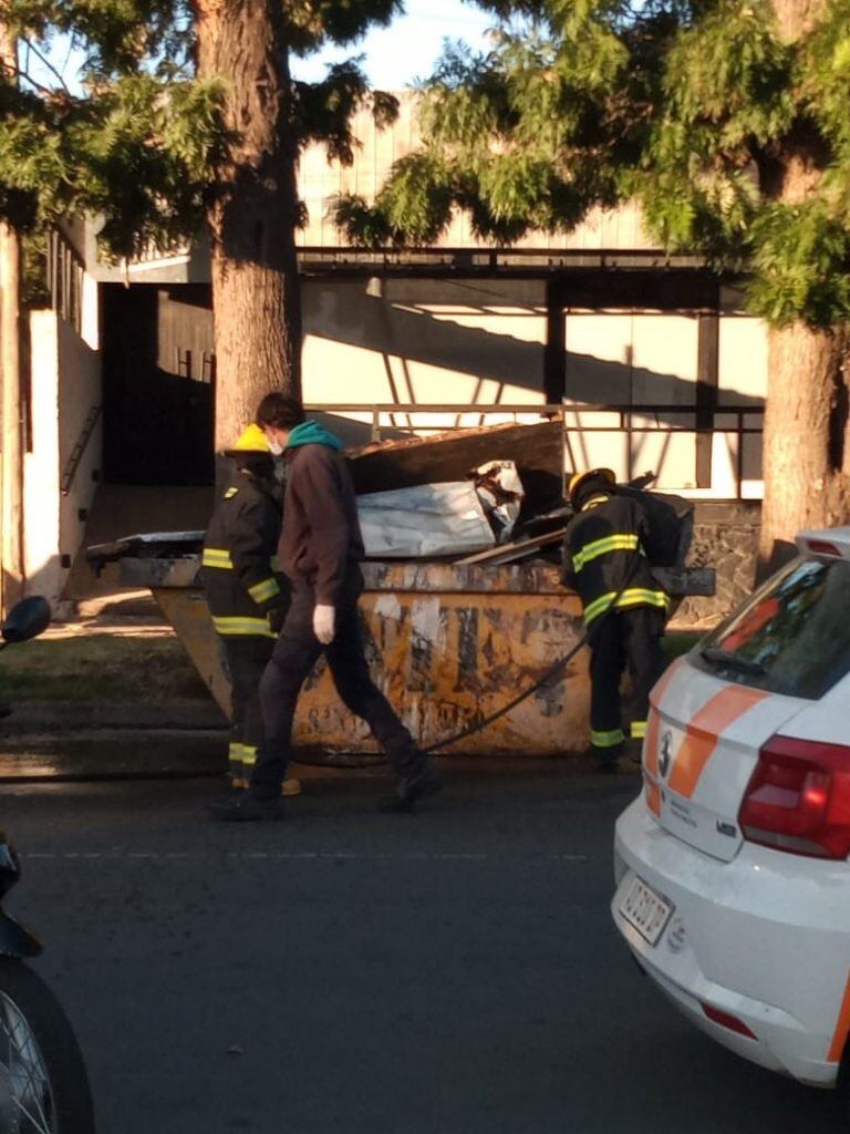 Se incendió un contenedor en la costanera de Carlos Paz