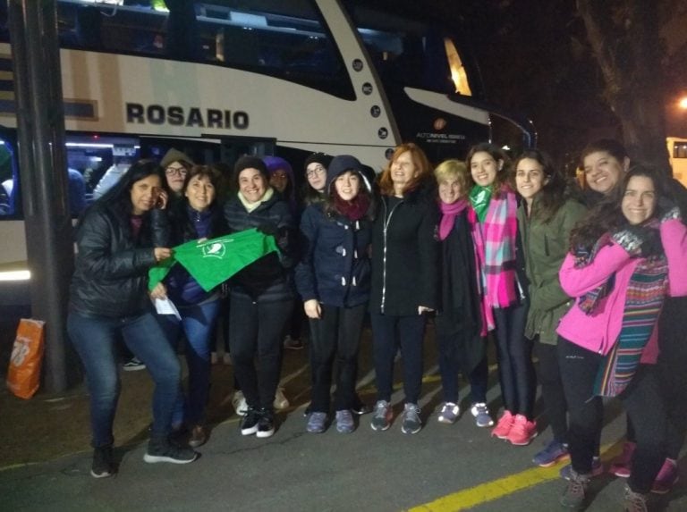 Los micros partieron temprano en la mañana de este miércoles para seguir frente al Congreso el debate por la despenalización del aborto. (@belitaonline)