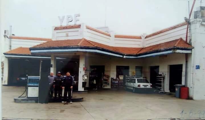 La estación de servicio de Pellegrini y Bv. Lehmann, que funcionó hasta comienzos del siglo XXI.