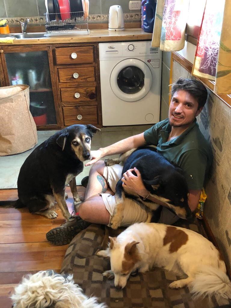 Gabriel Galli con sus perro.