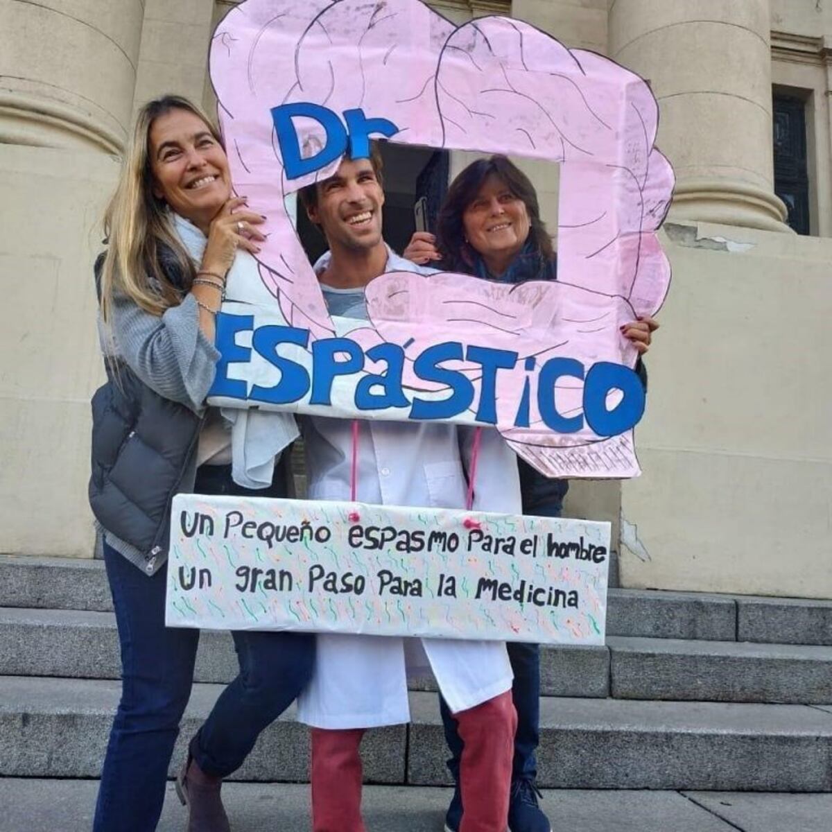 Tiene parálisis cerebral y se recibió de médico a los 22 años