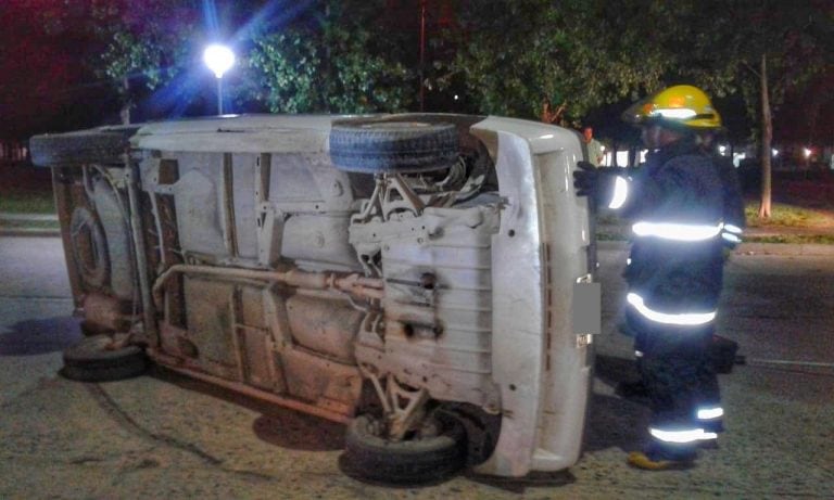 Volcó un auto en Dalle Mura y Av. Alfonsín en Arroyito