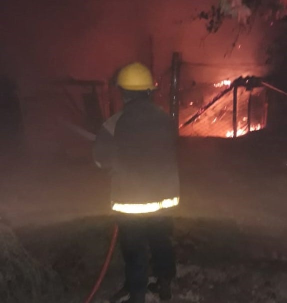 Bomberos actuaron en el lugar para apagar el fuego.