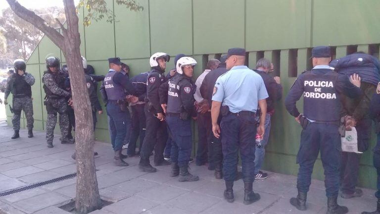 Cruce violento entre Luz y Fuerza y la Policía.