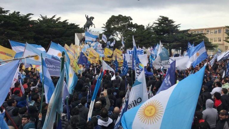 Un nutrido grupo de petroleros se manifestó contra el ajuste.