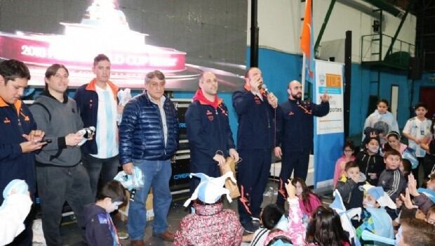 Autoridades deportivas en el polideportivo en Tolhuin