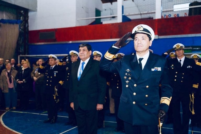 Arcando y militares de la Armada Argentina. Durante su gestión y fuera de ella, siempre tuvo ese acercamiento a la Institución que lo recibió y formo desde muy joven.