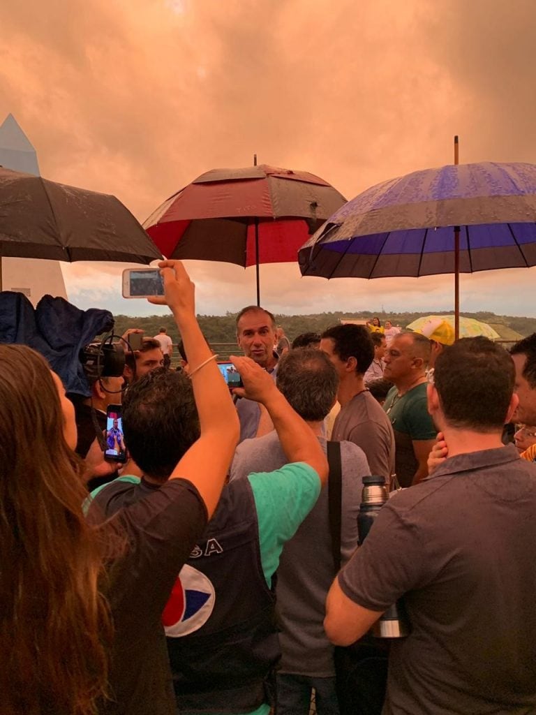 Bajo la lluvia en Iguazú, el candidato de Juntos por el Cambio (Cambiemos de Misiones) siguió sus charlas y caminatas. (Gentileza Paz Tejerina)