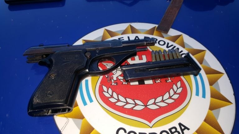 Secuestraron un arma de fuego calibre 22 con cartuchos.