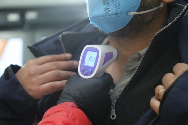 En el Aeropuerto "Malvinas Argentinas", se realizan testeos aleatorios para determinar posibles casos de COVID.