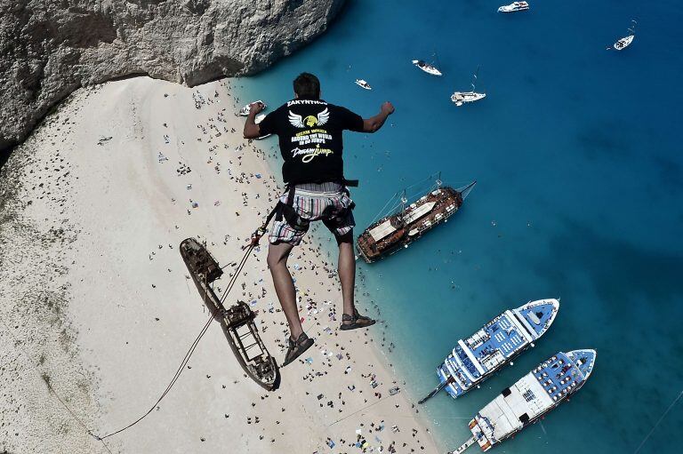 Deportes extremos en Navagio Beach (AFP)