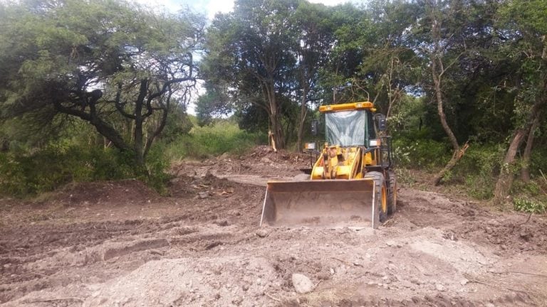 Saldán: máquina cesó su actividad de nivelación del terreno.