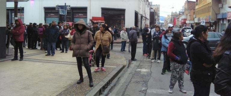 No obstante la baja temperatura de la mañana, las personas que necesitaban cobrar concurrieron muy temprano al microcentro jujeño.