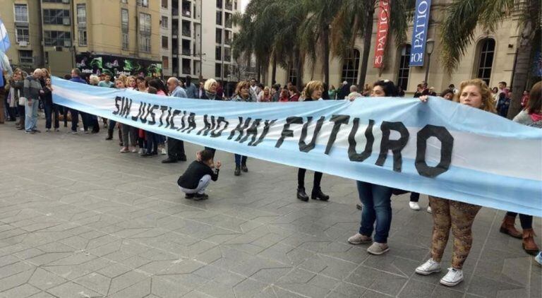 Seguidores de Juntos por el Cambio se auto convocaron con la consigna de revertir la elección en octubre.