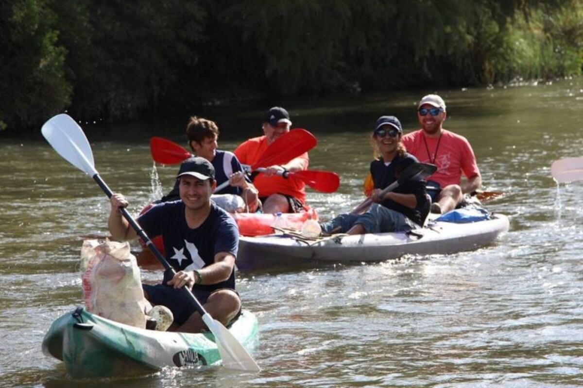 Voluntarios recogieron 200 kilos de basura al limpiar en kayaks al río Atuel
